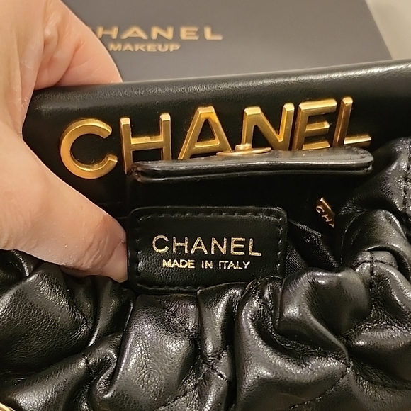 NWOT Chanel Beauty Black Quilted Shoulder Bag with Gold Chain - Picture 9 of 13